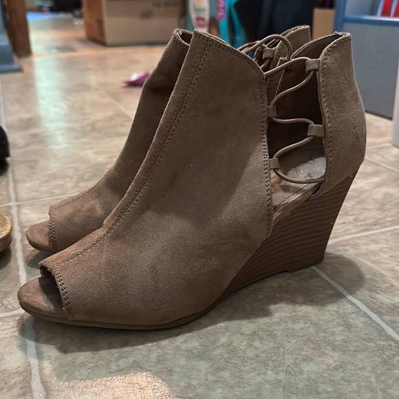 Heels - Picture 2 of 4